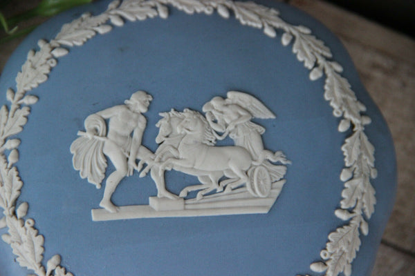 Wedgwood marked porcelain putti Romantic scene Bonbonniere box lidded
