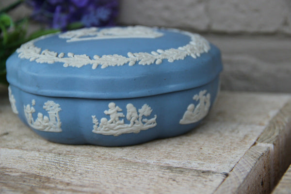 Wedgwood marked porcelain putti Romantic scene Bonbonniere box lidded