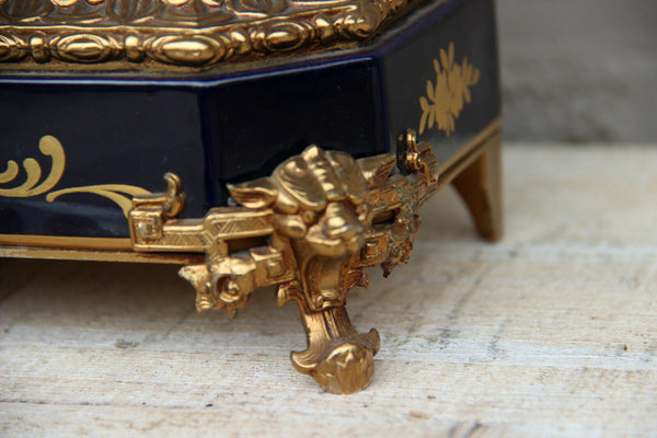 Gorgeous French porcelain Clock vieux paris figurine lion paws  FHS movement