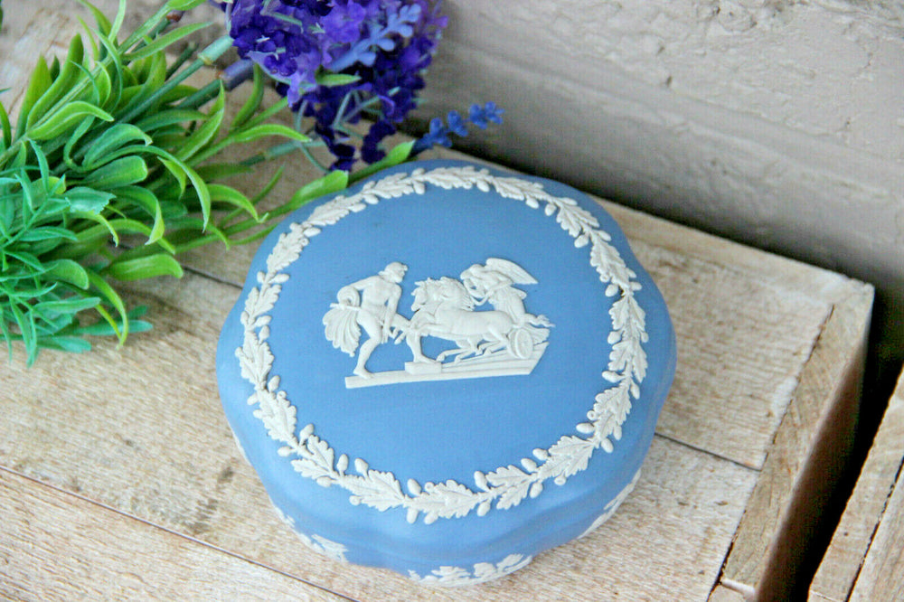 Wedgwood marked porcelain putti Romantic scene Bonbonniere box lidded