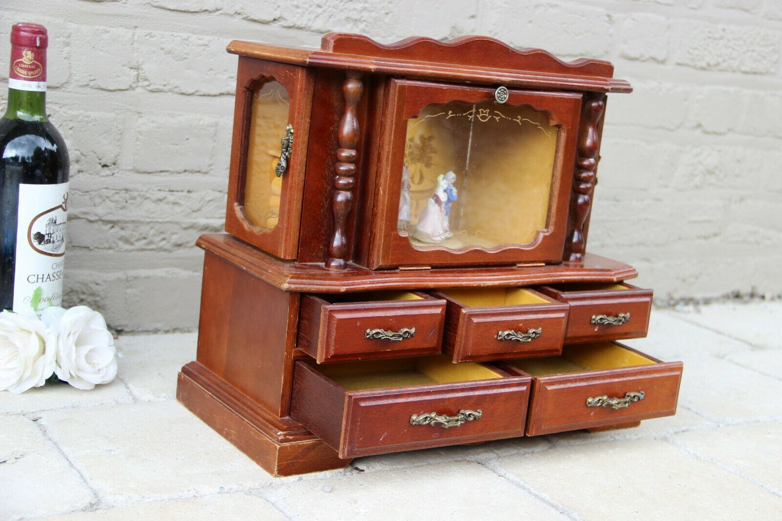 Vintage wood carved Jewelry box music dancing trio figurines moving 1970s