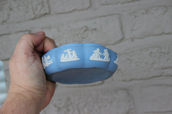 Wedgwood marked porcelain putti Romantic scene Bonbonniere box lidded