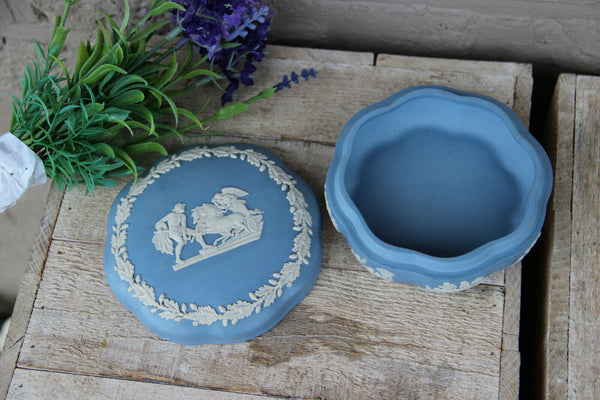 Wedgwood marked porcelain putti Romantic scene Bonbonniere box lidded