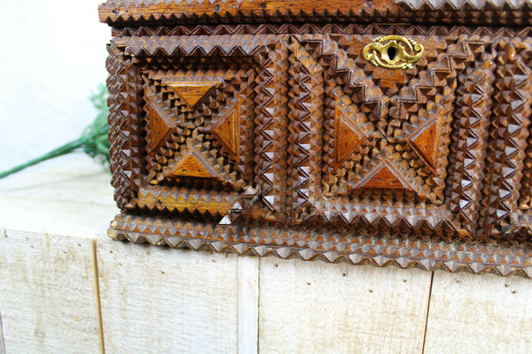 Rare Antique Wood carved tramp art box  lion 1911 flemish soldier army rare