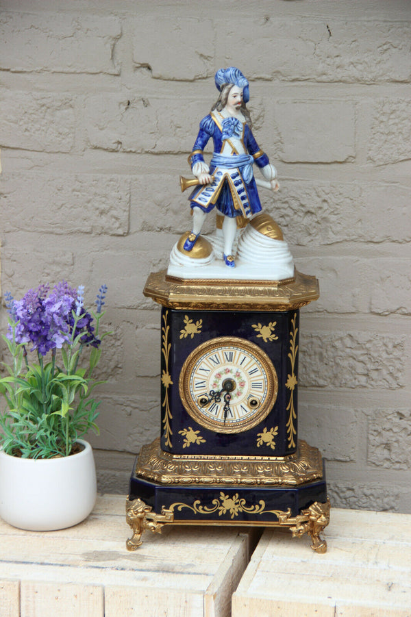 Gorgeous French porcelain Clock vieux paris figurine lion paws  FHS movement