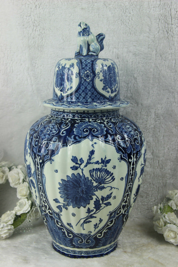 Delft pottery Blue white Lidded vase foo dog petrus regout maastricht mark
