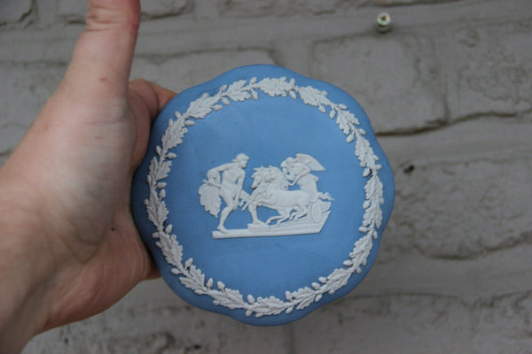 Wedgwood marked porcelain putti Romantic scene Bonbonniere box lidded