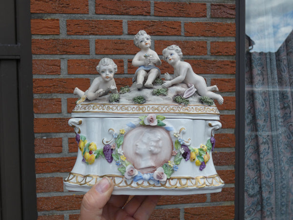 Rare Italian Bassano marked porcelain box putti cherub portrait medaillons