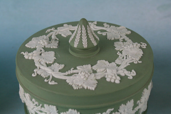 Wedgwood jasperware Bonbonniere box porcelain England 1955 grapes wine