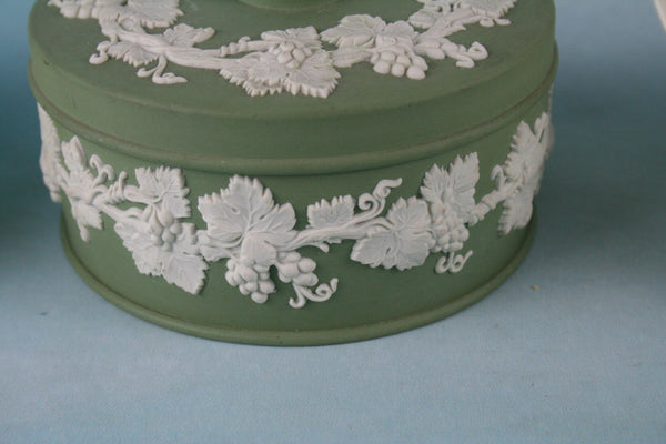 Wedgwood jasperware Bonbonniere box porcelain England 1955 grapes wine